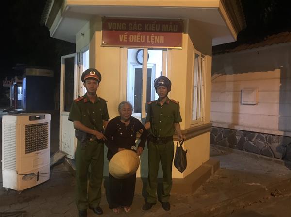 Công an đưa cụ bà bị lạc về với gia đình