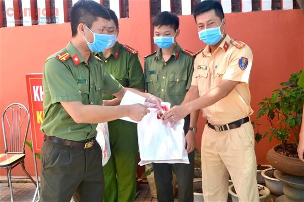 Công an TP Vinh Thăm, tặng quà CBCS thực hiện nhiệm vụ bảo vệ điểm cách ly tập trung