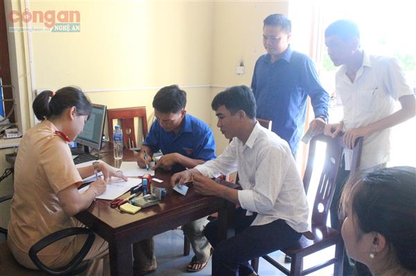 Xuống cơ sở làm thủ tục đăng ký phương tiện cho nhân dân