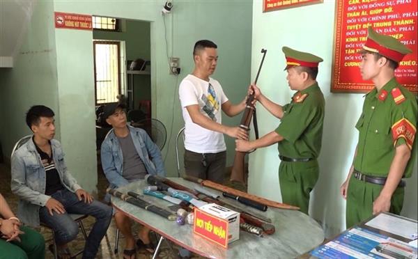 Công an Quảng Bình thu giữ, vận động người dân giao nộp nhiều loại vũ khí nguy hiểm