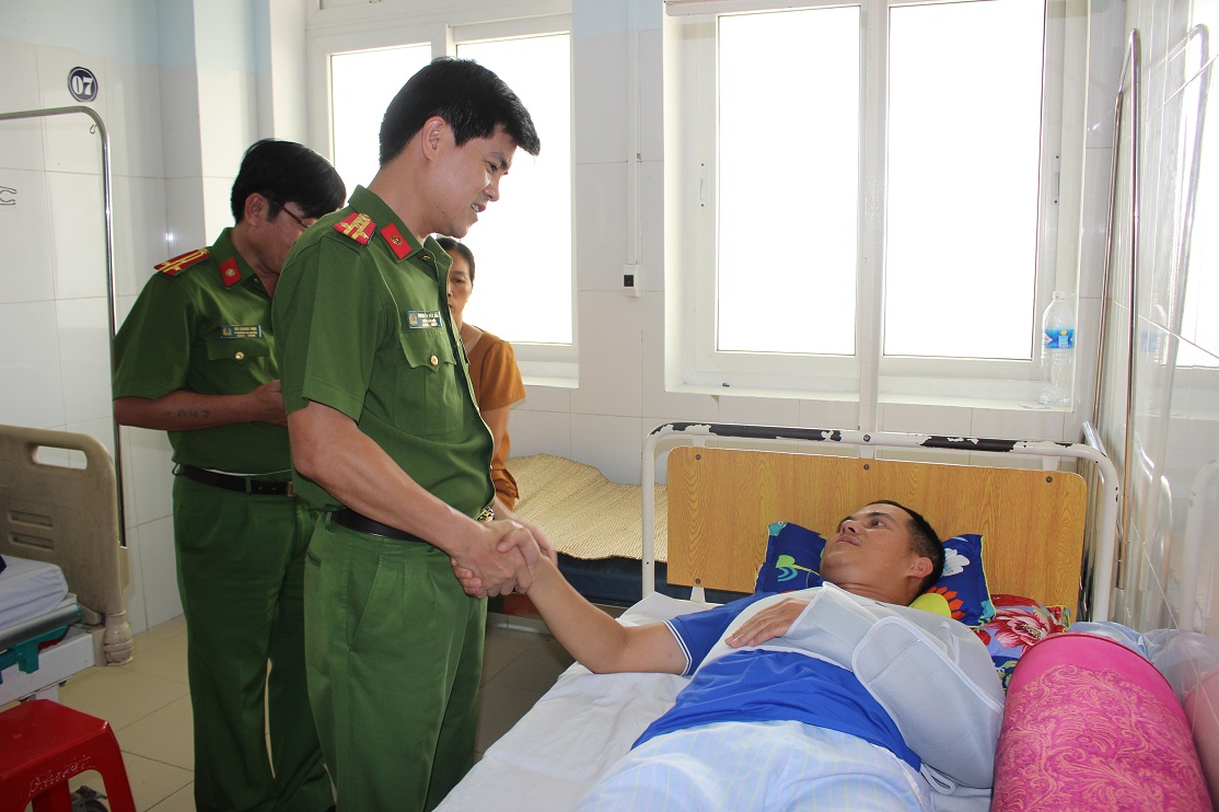 Lãnh đạo Công an tỉnh thăm hỏi chiến sỹ CSGT bị thương khi làm nhiệm vụ