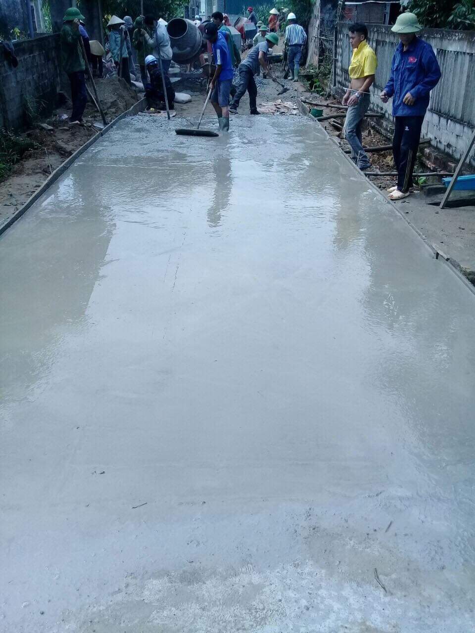 Bà con nhân dân xã Nghi Thuận tích cực tham gia làm đường giao thông nông thôn.