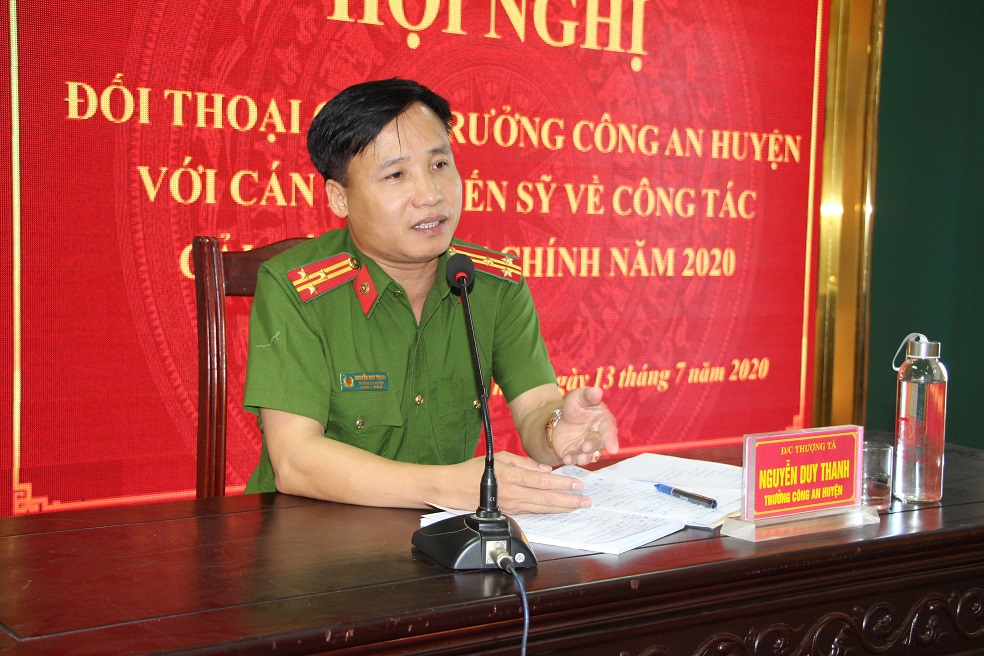 Đối thoại giữa đồng chí Trưởng công an huyện với CBCS về công tác cải cách hành chính.