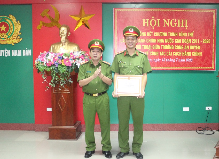 Khen thưởng cho cá nhân có thành tích xuất sắc trong công tác CCHC