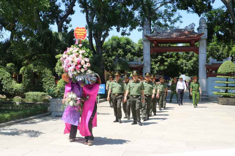 Thứ trưởng Bộ Công an dâng hoa, dâng hương tại Khu di tích Kim Liên