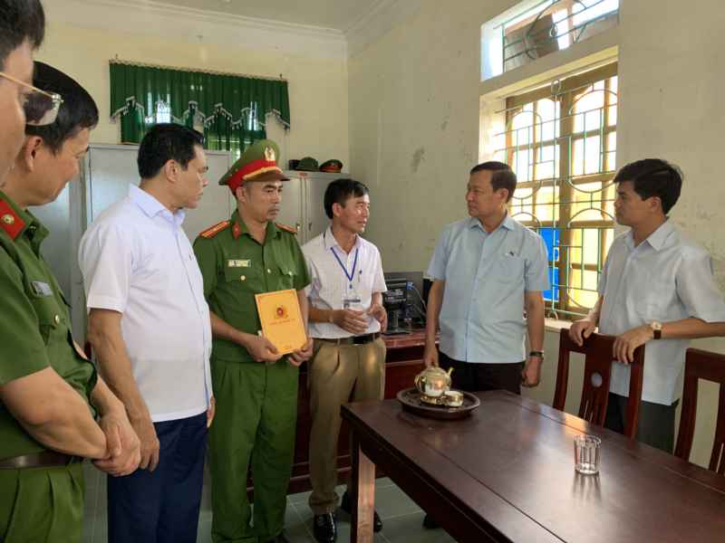 Thứ trưởng Bộ Công an Lê Tấn Tới thăm và làm việc tại Công an xã Trung Phúc Cường