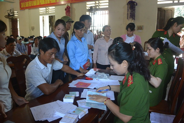 Bộ phận Cảnh sát Quản lý Hành chính về TTXH đến xã làm CMND cho người dân