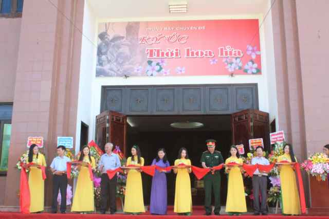 Lễ cắt băng khai mạc trưng bày chuyên đề 'Ký ức thời hoa lửa'