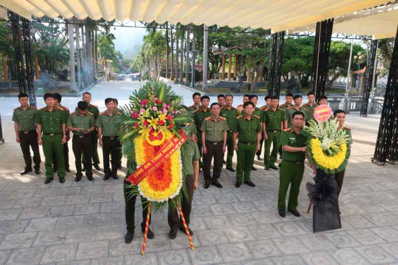 Công an Nghệ An dâng hoa, dâng hương tại Nghĩa trang liệt sĩ Quốc tế Việt - Lào