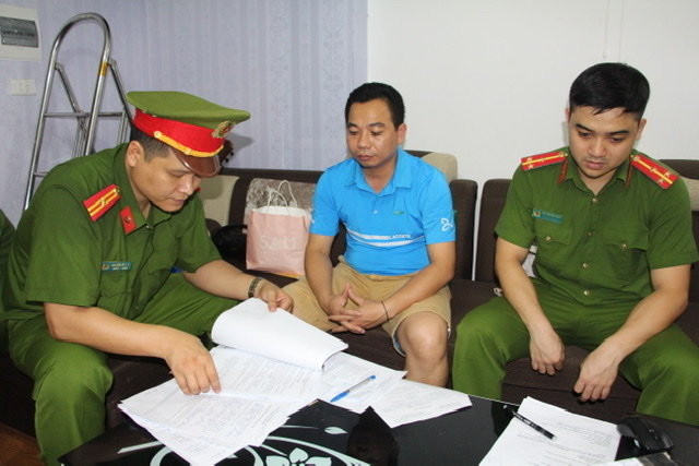 Cơ quan công an thực hiện khám xét tại nhà của Kim Văn Bốn