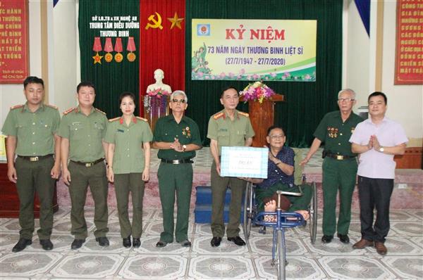 Đoàn Công tác Công an tỉnh thăm hỏi thương bệnh binh nhân ngày 27-7