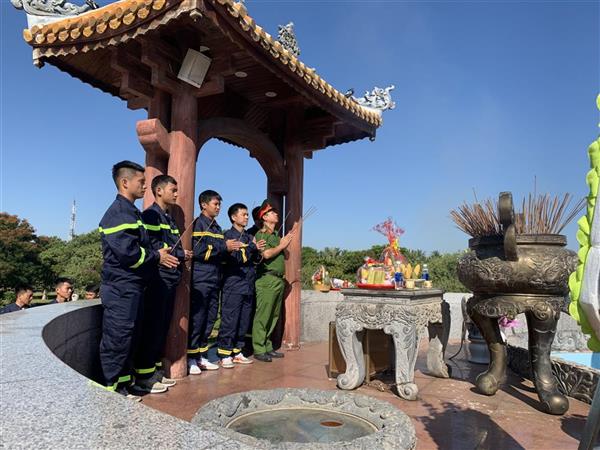 Phòng Cảnh sát phòng cháy, chữa cháy và cứu nạn, cứu hộ: Dâng hoa, dâng hương tại Thành cổ Quảng Trị