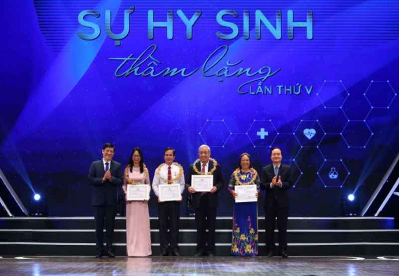 Tôn vinh những tấm gương hy sinh thầm lặng