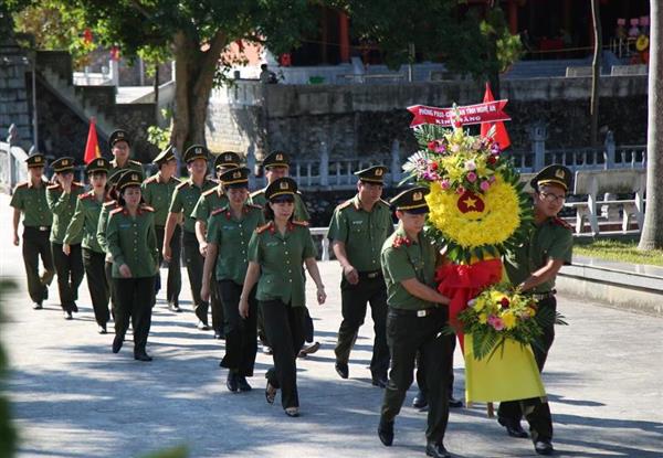 Dâng hoa, dâng hương tại Nghĩa trang quốc tế Việt – Lào