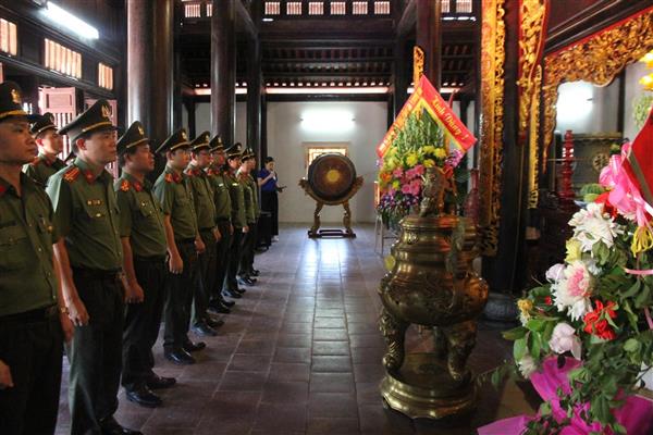 Đoàn thanh niên, Hội phụ nữ Khối XDLL Công an 2 tỉnh Nghệ An, Hà Tĩnh  tri ân tại huyện Hưng Nguyên, Nam Đàn