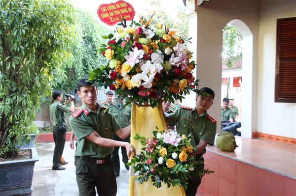 Dâng hương, dâng hoa tưởng nhớ cố Thiếu tướng Lê Văn Khiêu