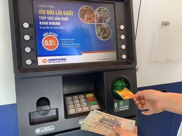BHXH Việt Nam đẩy mạnh chi trả lương hưu, trợ cấp BHXH và BHTN không dùng tiền mặt qua hệ thống ngân hàng