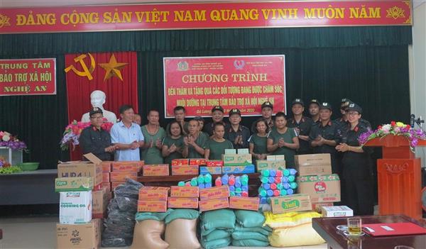 Chia sẻ với những hoàn cảnh tại Trung tâm bảo trợ xã hội Nghệ An