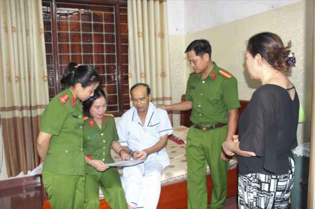 Xuống địa bàn làm CMND cho người dân