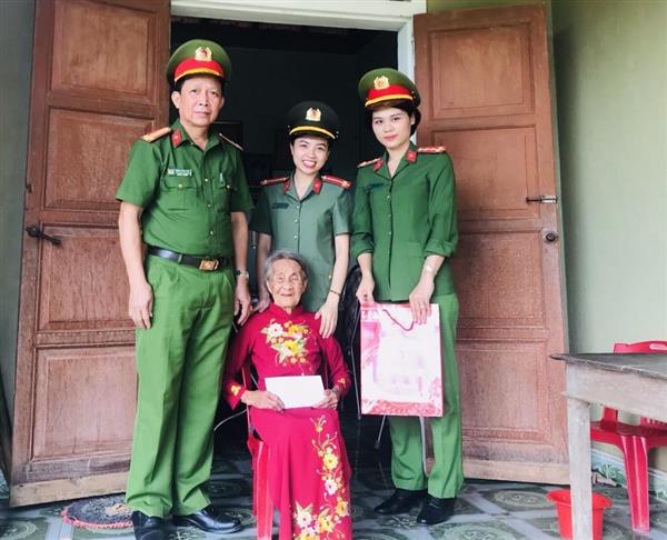 Thăm hỏi, tặng quà Mẹ Việt Nam anh hùng
