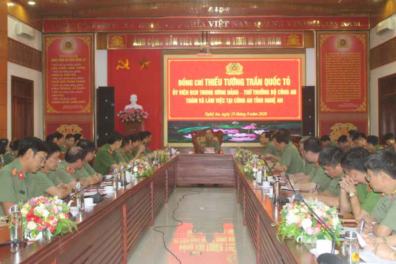 Thiếu tướng Trần Quốc Tỏ - Thứ trưởng Bộ Công an làm việc với Công an tỉnh Nghệ An