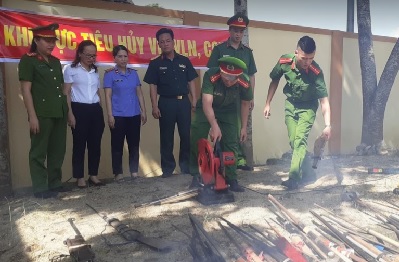 Công an huyện Quế Phong: Tiêu hủy gần 120 khẩu súng và kích điện