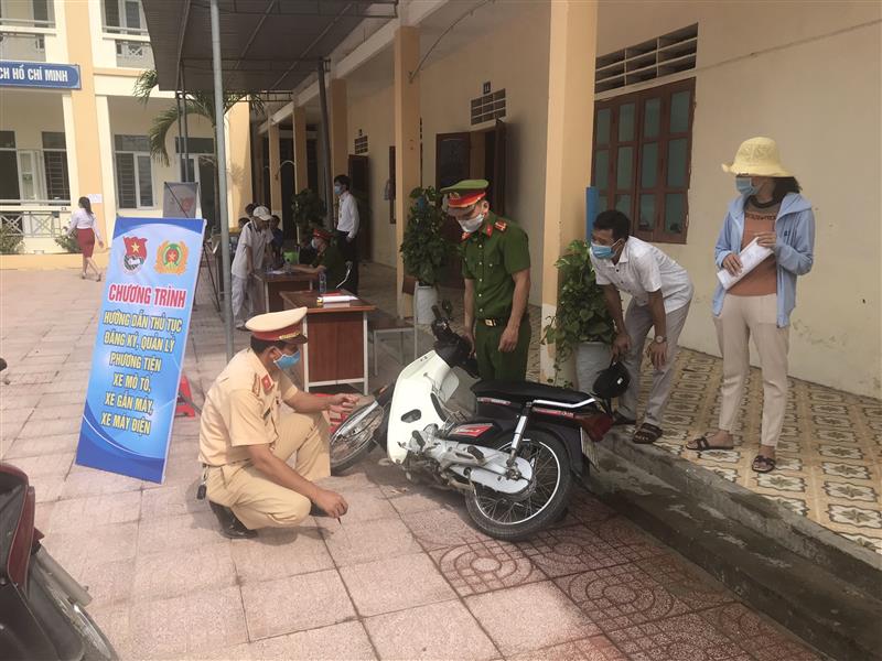 Hướng dẫn công dân làm thủ tục đăng ký quản lý phương tiện xe mô tô