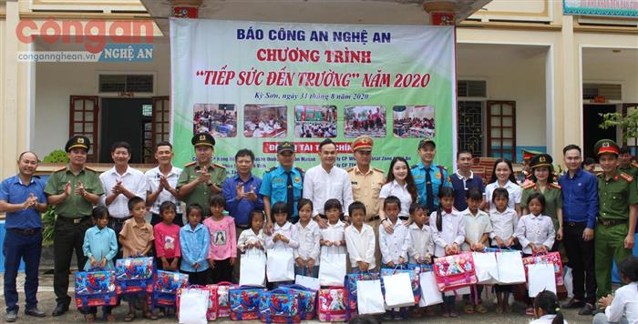 Chương trình 'Tiếp sức đến trường' lần thứ 5: 'Cho yêu thương, nhận hạnh phúc'