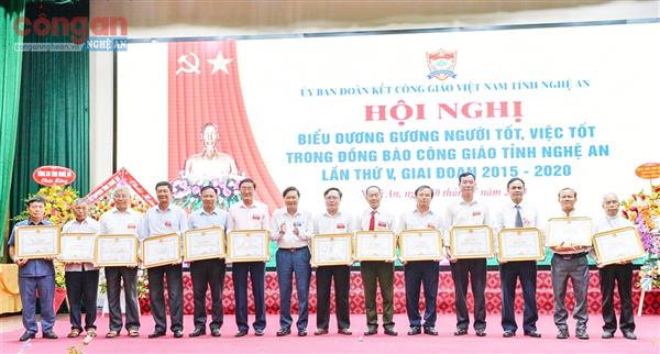 Đồng bào Công giáo chung sức dựng xây quê hương