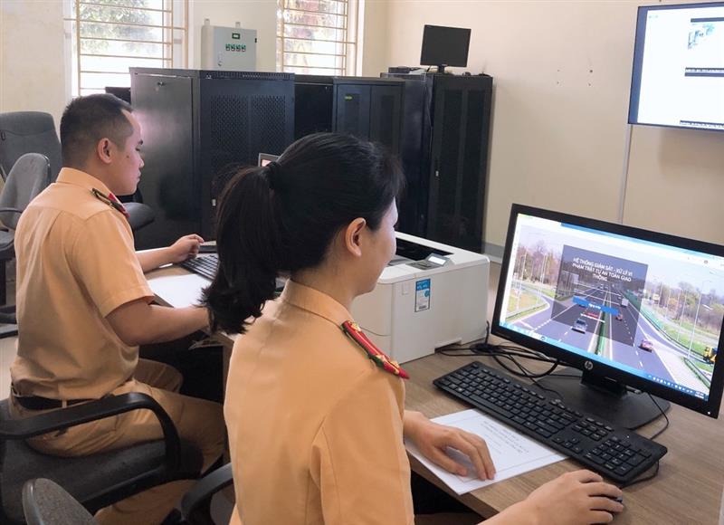 Cán bộ Phòng CSGT Công an tỉnh tiếp nhận hình ảnh phương tiện vi phạm tại Trung tâm chỉ huy