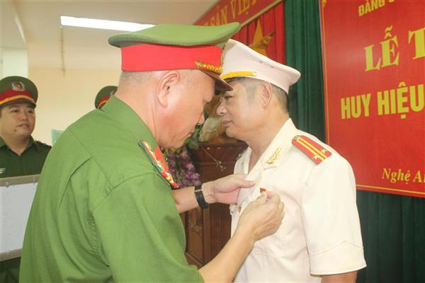 Trao tặng Huy hiệu 30 năm tuổi Đảng