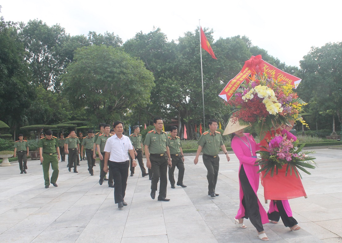 Thượng tướng Bùi Văn Nam - Thứ trưởng Bộ Công an dâng hoa, dâng hương tại Đền Chung Sơn và Khu Di tích Kim Liên