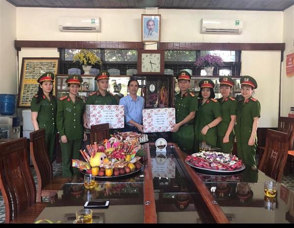 Tặng quà Trung thu cho các em có hoàn cảnh khó khăn