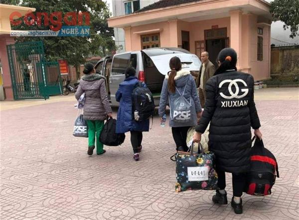 Lối thoát nào cho những người phụ nữ qua bên kia biên giới mang thai hộ, bán con?