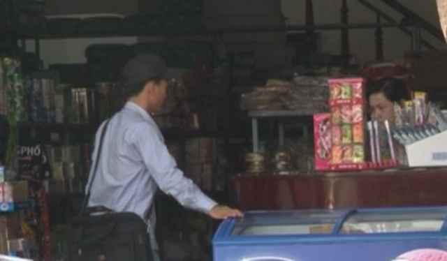 Cảnh giác: Kẻ gian 'làm xiếc' trong tiệm tạp hóa