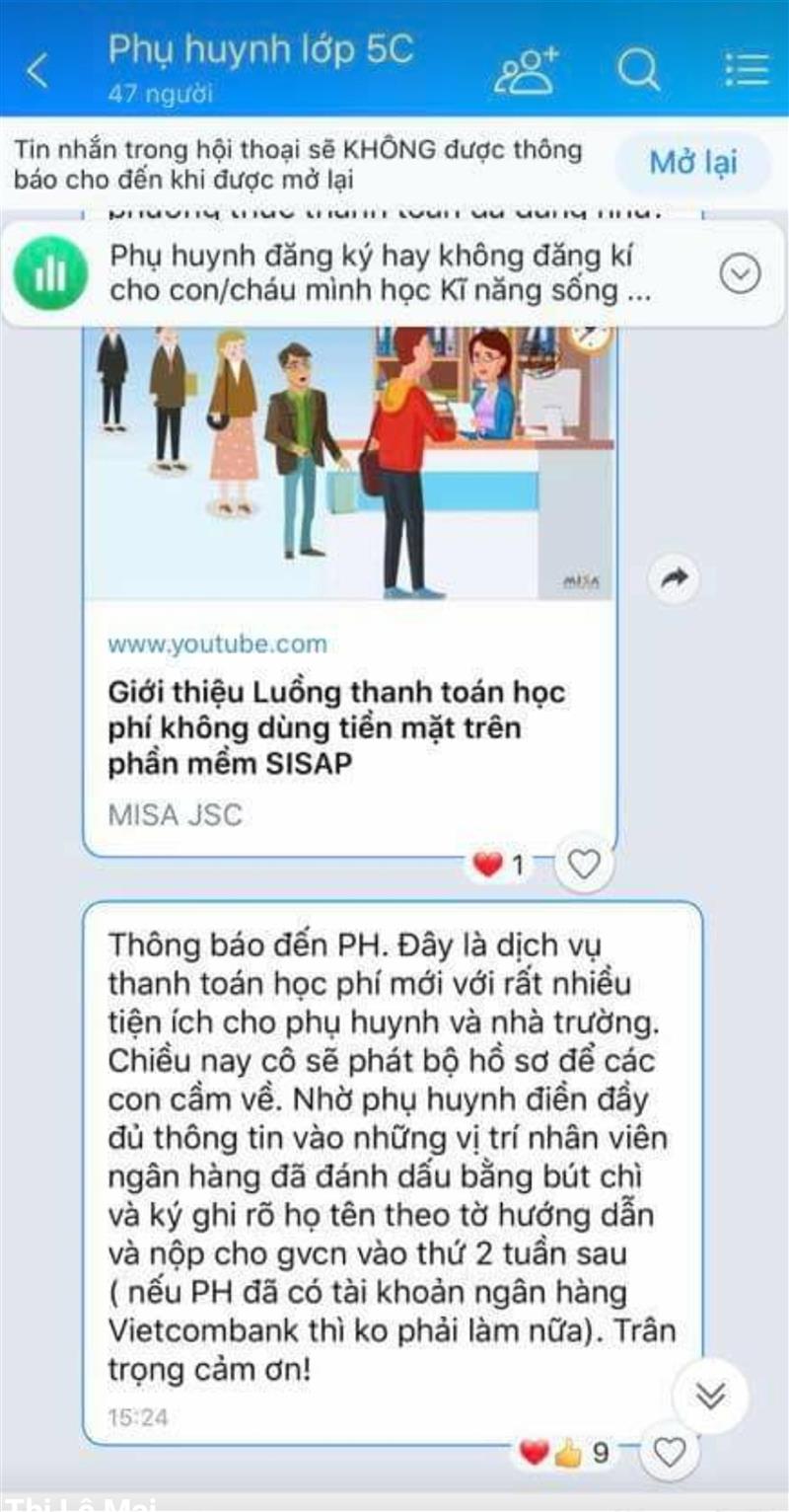Ngoài tin nhắn, phụ huynh còn được phát hồ sơ mở tài khoản Vietcombank nên được hiểu là áp đặt