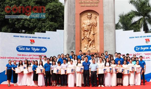 Nghệ An tuyên dương 40 'học sinh 3 tốt', 'học sinh 3 rèn luyện'
