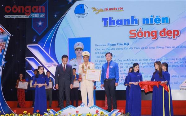 Cán bộ Cảnh sát cơ động được tuyên dương 'Thanh niên sống đẹp' năm 2020