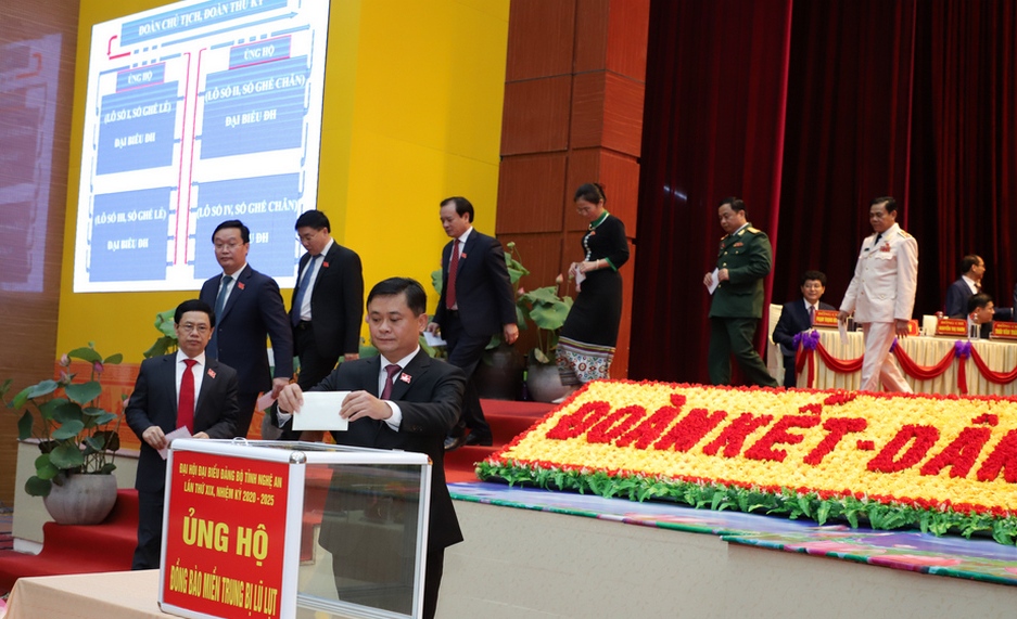 Đại hội tiến hành phát động ủng hộ cho bà con gặp lũ lụt tại các tỉnh miền Trung vừa qua