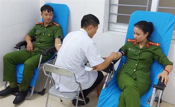 Bảo vệ Đại hội Đảng: 02 cán bộ Công an kịp thời hiến máu cứu chữa cháu bé sơ sinh bị bệnh nặng