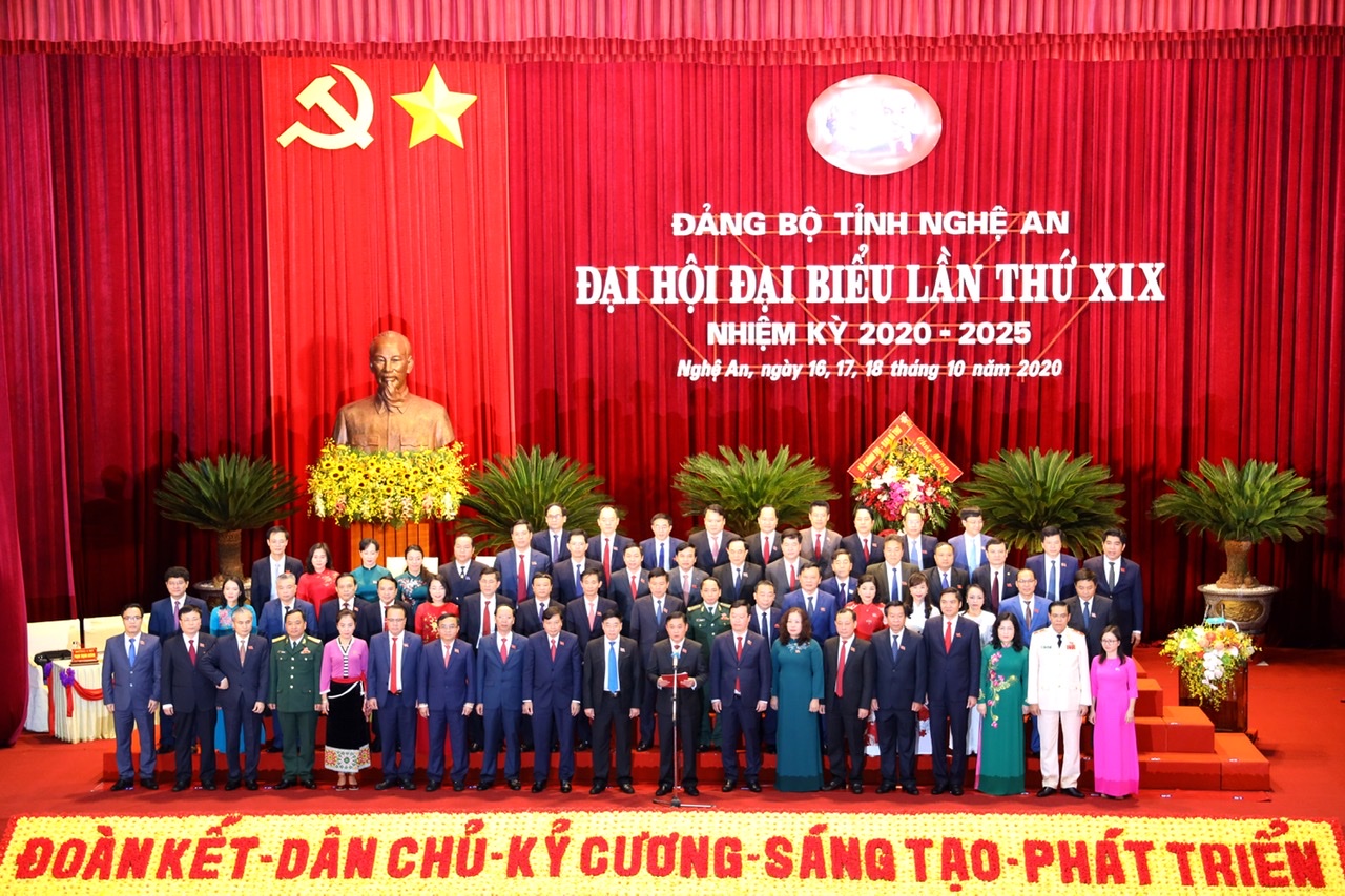 Ban Chấp hành Đảng bộ tỉnh Nghệ An khóa XIX, nhiệm kỳ 2020-2025 nhận nhiệm vụ.