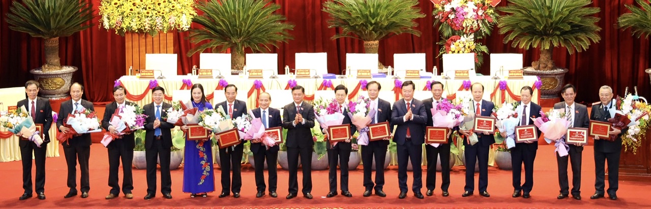 Thường trực Tỉnh ủy tặng hoa cho các đồng chí trong Ban Chấp hành Đảng bộ khóa XVIII không tái cử.