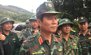 Đồng đội mình đang nằm dưới đó! Phải bằng mọi cách, nhanh chóng tìm kiếm đưa anh em ra ngoài