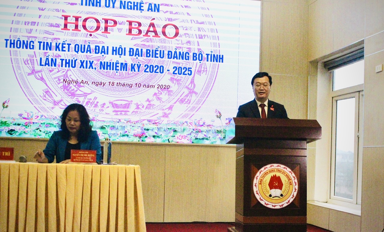 Đồng chí Nguyễn Đức Trung, Phó Bí thư Tỉnh ủy, Chủ tịch UBND tỉnh phát biểu tại buổi họp báo