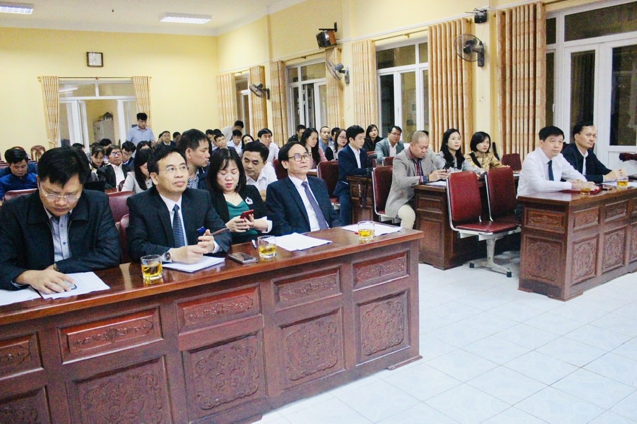 Đại biểu và đại diện các cơ quan báo chí dự họp