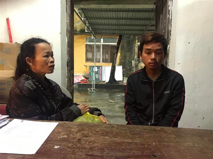 Hai mẹ con gặp lại nhau trong niềm xúc động