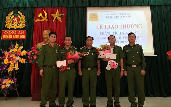 Trao thưởng thành tích khám phá chuyên án tàng trữ trái phép pháo nổ