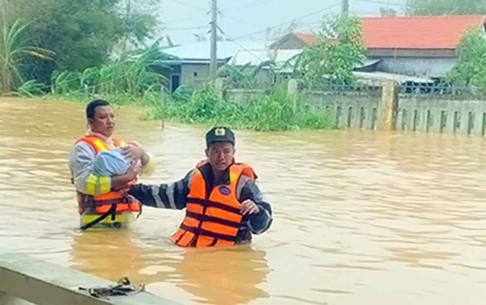 Những câu chuyện cảm động trong mưa lũ