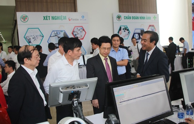 Các đại biểu thăm quan trưng bày về Ứng dụng công nghệ thông tin của Bệnh viện