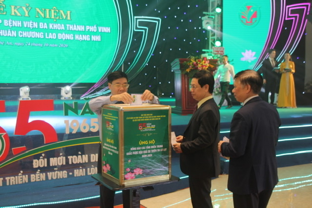 Các đại biểu đã ủng hộ đồng bào miền Trung bị lũ lụt vừa qua